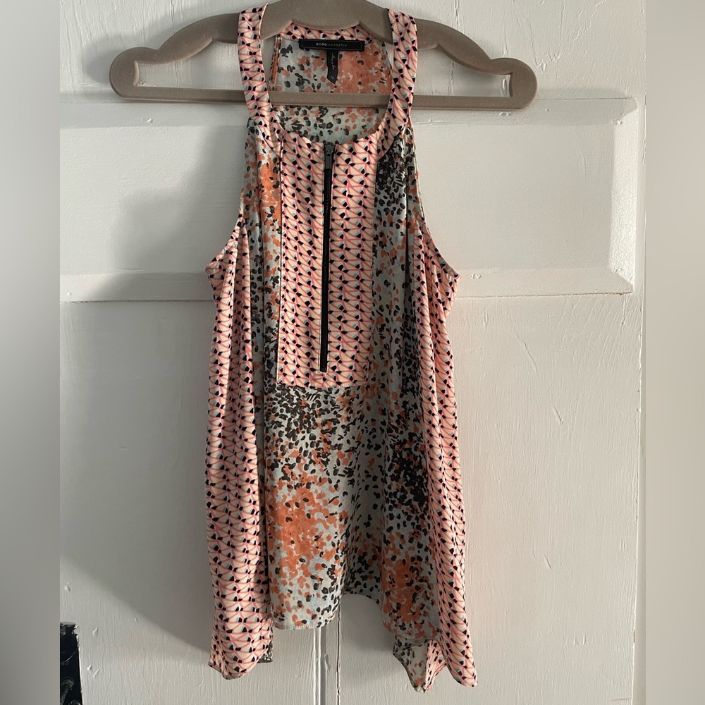 BCBG sleeveless top. Very flattering on. Size XS. In great condition!